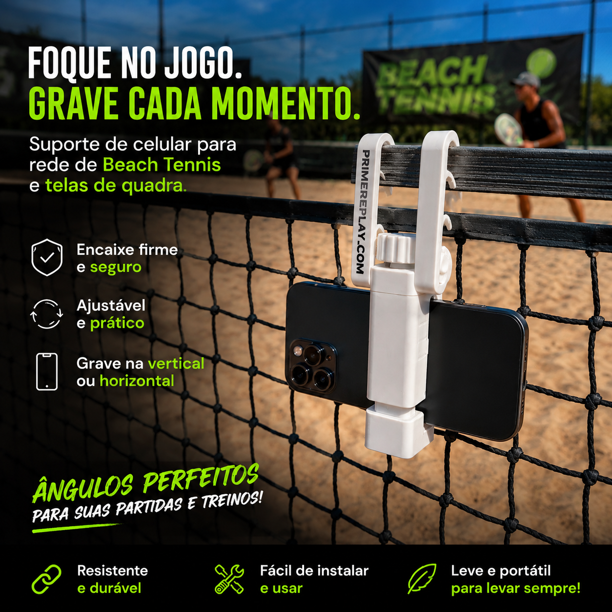 Suporte de celular BTpro encaixado na rede de uma quadra de beach tennis gravando o jogo